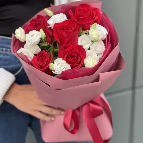 Букет из роз и эустом, артикул F1267509 - 3190 рублей, доставка по городу. Flawery - доставка цветов