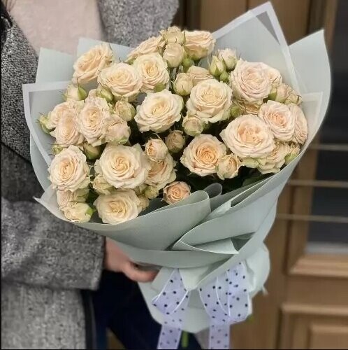 Букет из 13 кустовых роз, артикул F1267799 - 4890 рублей, доставка по городу. Flawery - доставка цветов