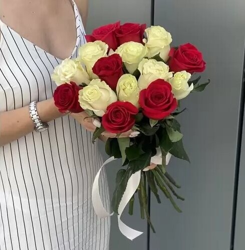 Букет и 15 эквадорских роз, артикул F1267845 - 6190 рублей, доставка по городу. Flawery - доставка цветов