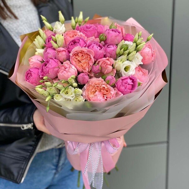 Букет из пионовидных роз и эустом, артикул F1269559 - 5390 рублей, доставка по городу. Flawery - доставка цветов