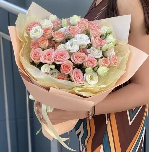 Букет из кустовых роз и эустом, артикул F1336509 - 4390 рублей, доставка по городу. Flawery - доставка цветов