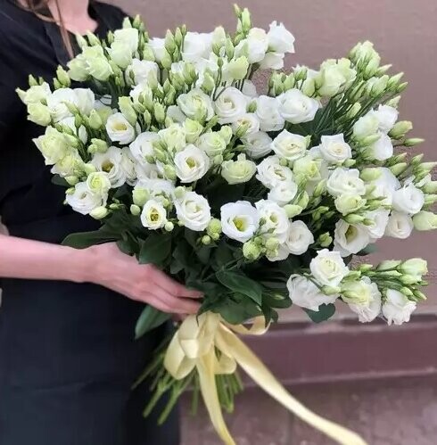 Букет из 25 белых лизиантусов, артикул F1336529 - 12190 рублей, доставка по городу. Flawery - доставка цветов
