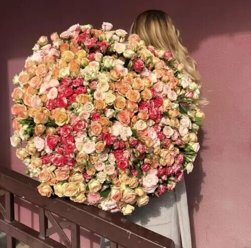 Букет из 101 кустовой розы, артикул F1336532 - 58490 рублей, доставка по городу. Flawery - доставка цветов