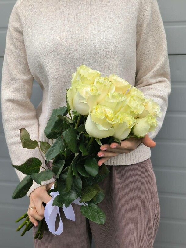 Букет из 11 белых роз premium, артикул F1372136 - 4690 рублей, доставка по городу. Flawery - доставка цветов