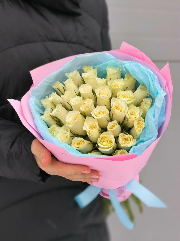 Букет из 35 белых роз "кения", артикул F1374521 - 6426 рублей, доставка по городу. Flawery - доставка цветов