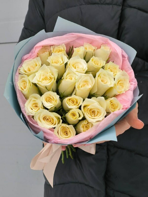 Букет из 25 белых роз "кения", артикул F1374525 - 3490 рублей, доставка по городу. Flawery - доставка цветов