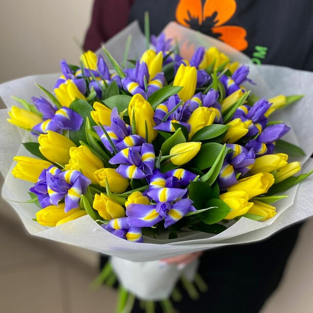 Букет из желтых тюльпанов и ирисов, артикул F1384077 - 11190 рублей, доставка по городу. Flawery - доставка цветов
