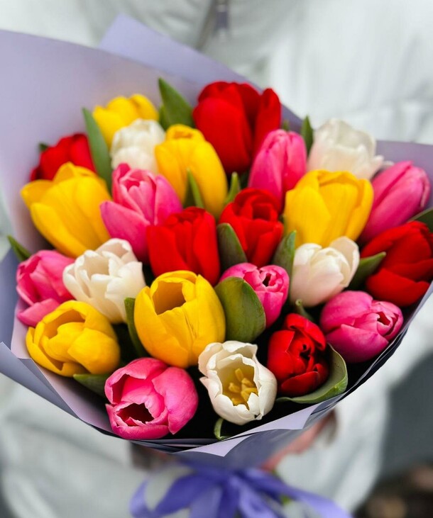 Букет из 25 ярких тюльпанов, артикул F1384089 - 6950 рублей, доставка по городу. Flawery - доставка цветов