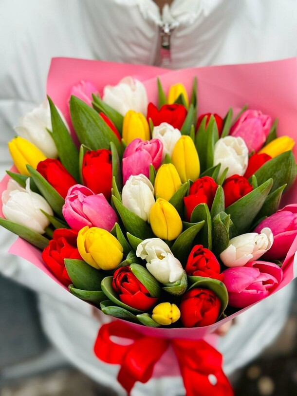 Букет из 35 тюльпанов микс, артикул F1384095 - 9490 рублей, доставка по городу. Flawery - доставка цветов