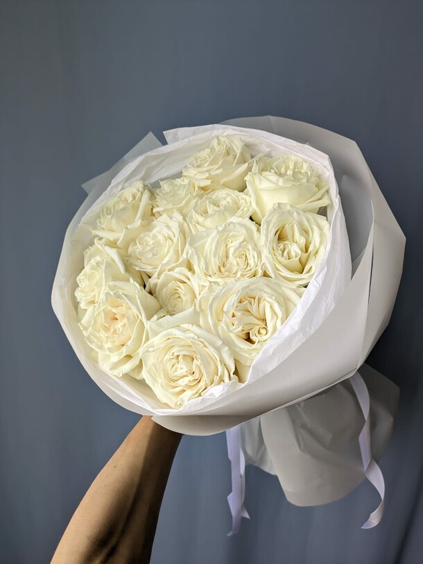 Монобукет из белых роз "гармония", артикул F1210142 - 6500 рублей, доставка по городу. Flawery - доставка цветов