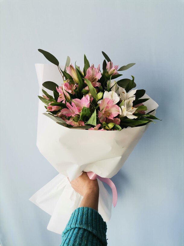 Букет из альстромерии с эвкалиптом, артикул F1255160 - 2710 рублей, доставка по городу. Flawery - доставка цветов