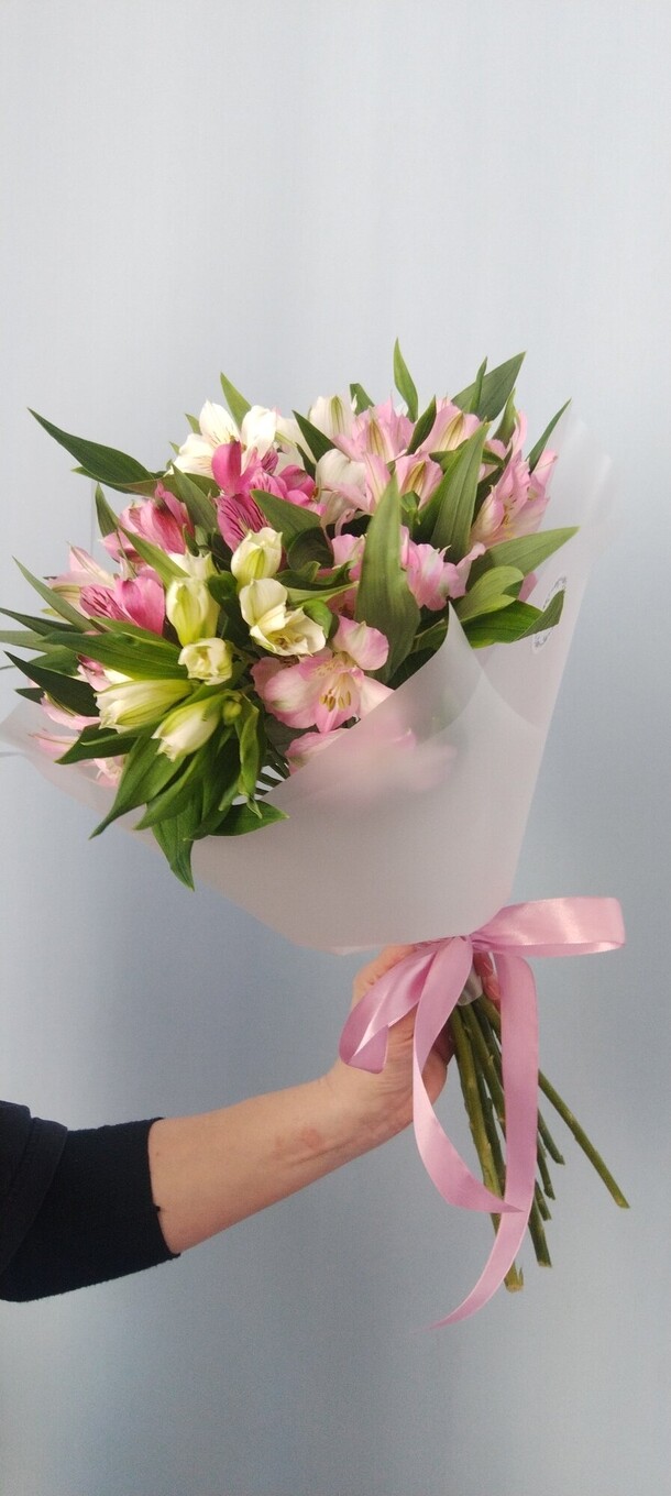 Моно букет из альстромерий микс, артикул F1395397 - 3750 рублей, доставка по городу. Flawery - доставка цветов