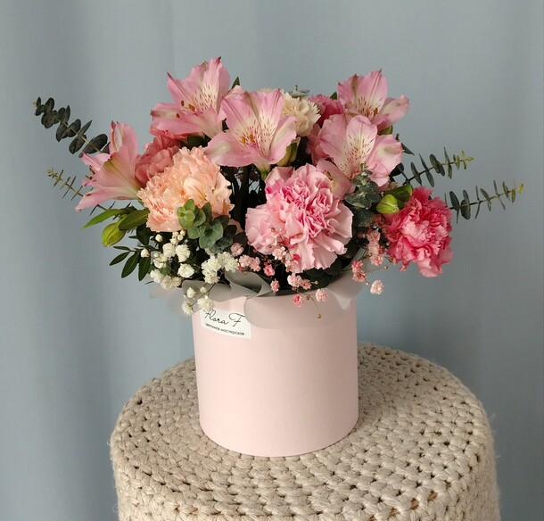 Композиция в шляпной коробке, артикул F1401936 - 2900 рублей, доставка по городу. Flawery - доставка цветов