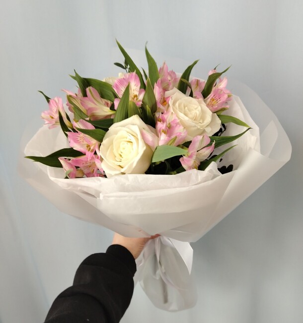 Букет из белой розы и альстромерии, артикул F1409816 - 3600 рублей, доставка по городу. Flawery - доставка цветов