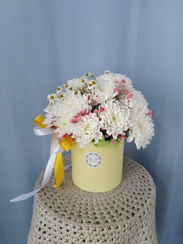 Композиция из хризантемы, ромашки и гипсофилы, артикул F1437227 - 2151 рублей, доставка по городу. Flawery - доставка цветов