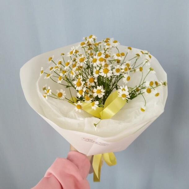 Букет-комплимент из ромашек танацетум, артикул F1452673 - 1500 рублей, доставка по городу. Flawery - доставка цветов
