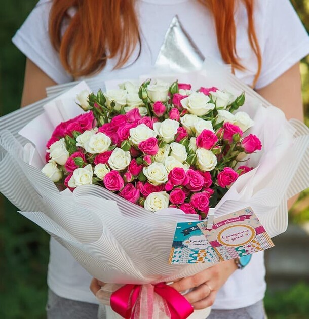 Буке с беро розовой кустовыми розами, артикул F1242215 - 5500 рублей, доставка по городу. Flawery - доставка цветов