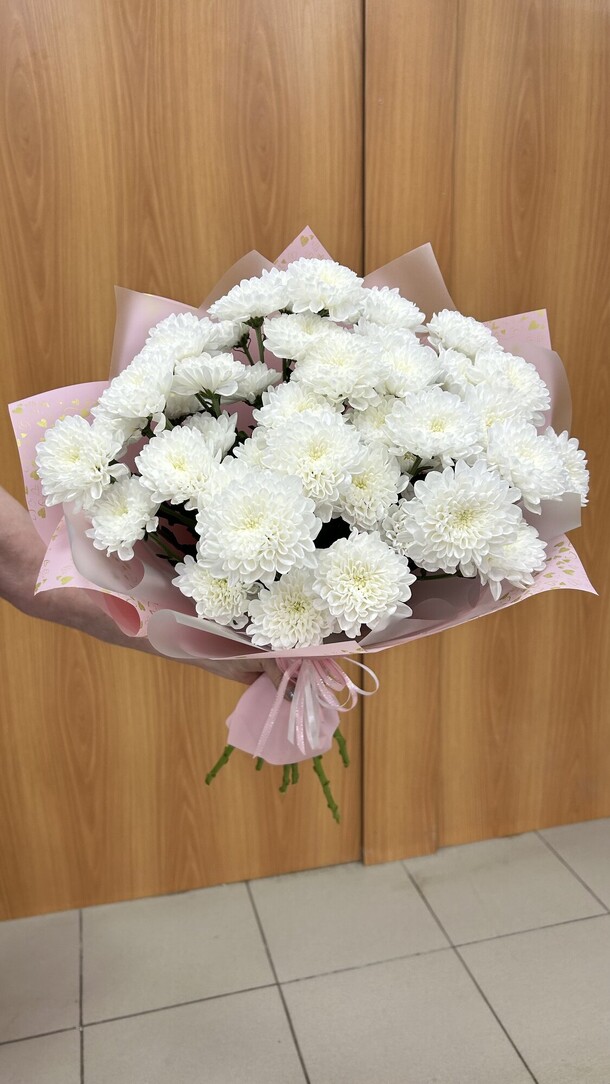 Букет с белой хризантемой, артикул F1211268 - 4676 рублей, доставка по городу. Flawery - доставка цветов