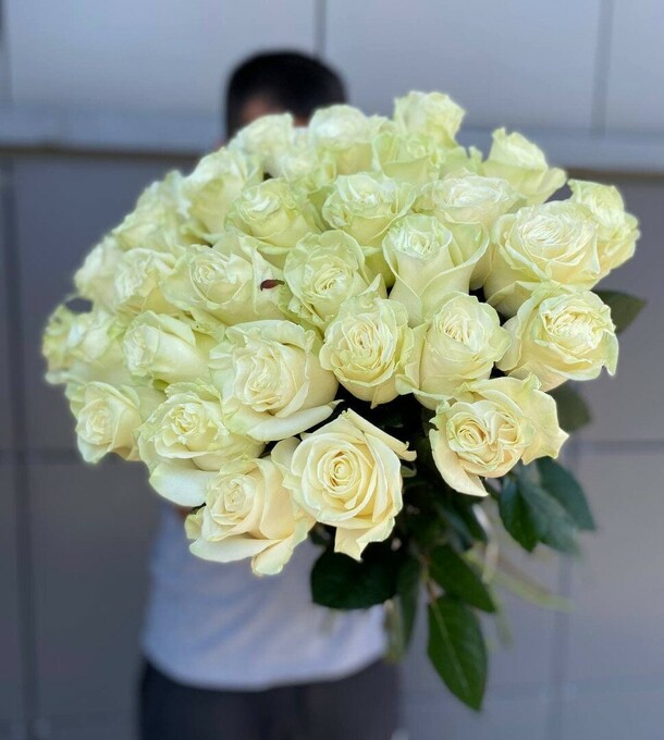 Белые розы!35 штук !, артикул F1302987 - 20921 рублей, доставка по городу. Flawery - доставка цветов