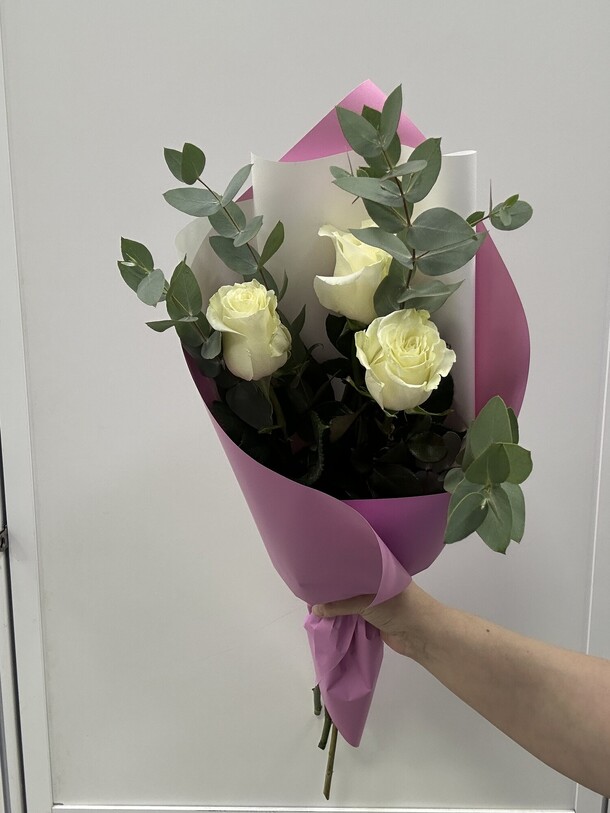 Розы белые, артикул F1319965 - 3134 рублей, доставка по городу. Flawery - доставка цветов