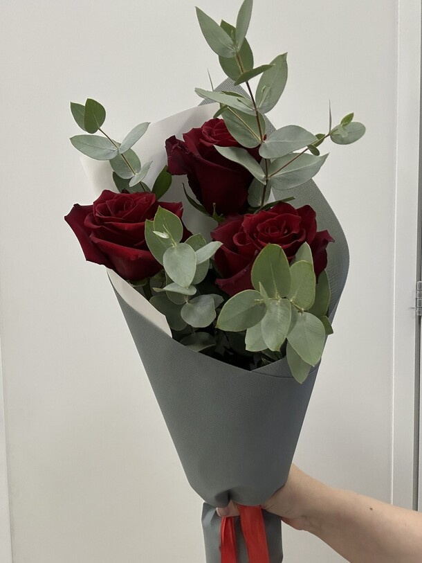 Розы красные, артикул F1319968 - 3134 рублей, доставка по городу. Flawery - доставка цветов