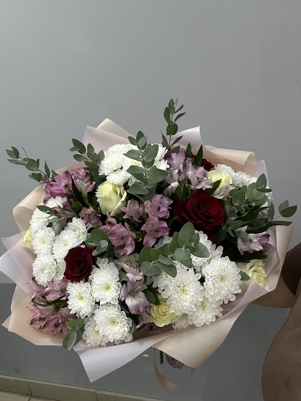 Букет из роз и хризантем, артикул F1320258 - 17787 рублей, доставка по городу. Flawery - доставка цветов