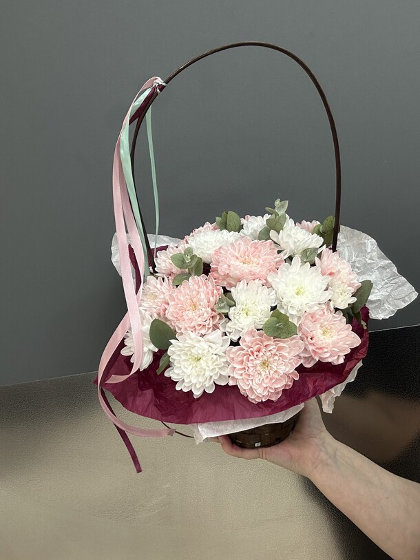 Хризантема в корзине, артикул F1345892 - 4150 рублей, доставка по городу. Flawery - доставка цветов