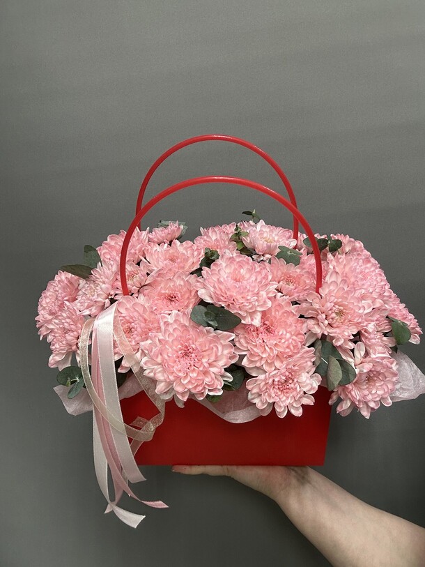 Хризантема в сумочке, артикул F1382326 - 4404 рублей, доставка по городу. Flawery - доставка цветов