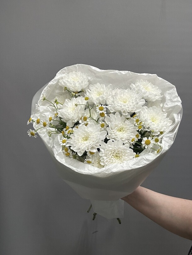Букет с хризантемой и ромашками, артикул F1414379 - 3164 рублей, доставка по городу. Flawery - доставка цветов