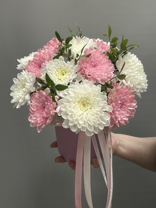 Хризантема в шляпной коробке, артикул F1437294 - 2928 рублей, доставка по городу. Flawery - доставка цветов