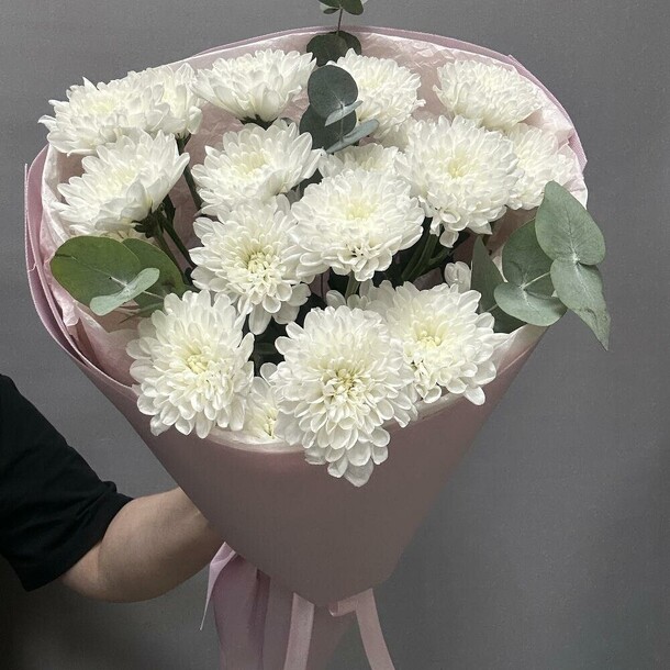 Букет из белой хризантемы с эвкалиптом, артикул F1455188 - 3219 рублей, доставка по городу. Flawery - доставка цветов