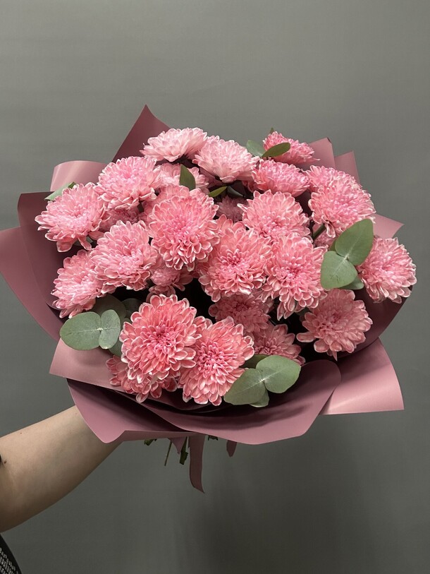 Букет из хризантем и эвкалипта, артикул F1455876 - 3920 рублей, доставка по городу. Flawery - доставка цветов