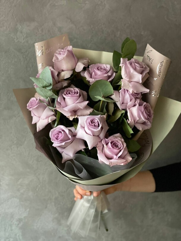 Лавандовые розы 11 шт, артикул F1211603 - 4700 рублей, доставка по городу. Flawery - доставка цветов