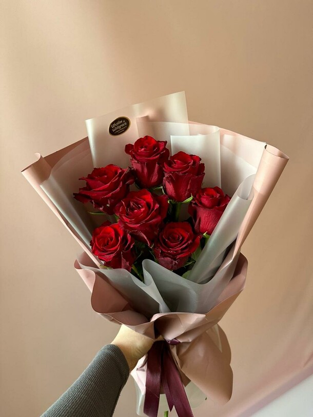 Розы красные 7 шт, артикул F1284614 - 4200 рублей, доставка по городу. Flawery - доставка цветов