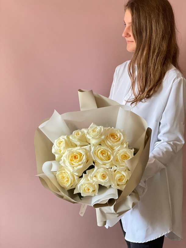 Кремовые розы 11 штук, артикул F1295743 - 4450 рублей, доставка по городу. Flawery - доставка цветов