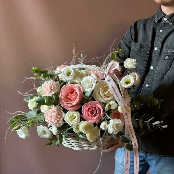 Корзина с цветами очарование, артикул F1334370 - 8750 рублей, доставка по городу. Flawery - доставка цветов