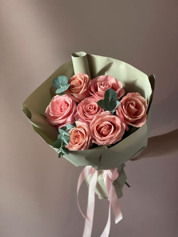 Розовые розы с эвкалиптом, артикул F1423266 - 3550 рублей, доставка по городу. Flawery - доставка цветов