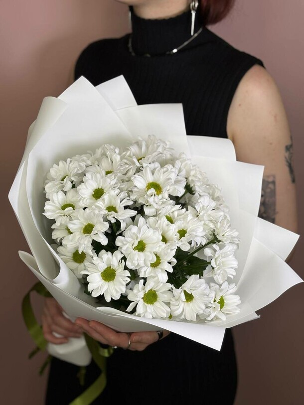 Букет с хризантемой, артикул F1394960 - 3134 рублей, доставка по городу. Flawery - доставка цветов