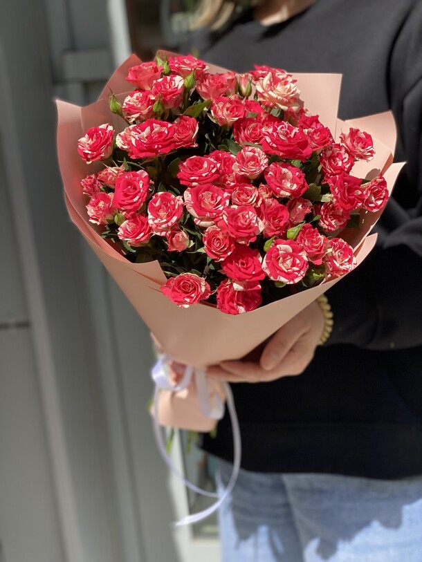 Яркий букет с кустовыми розами, артикул F1414337 - 2396 рублей, доставка по городу. Flawery - доставка цветов