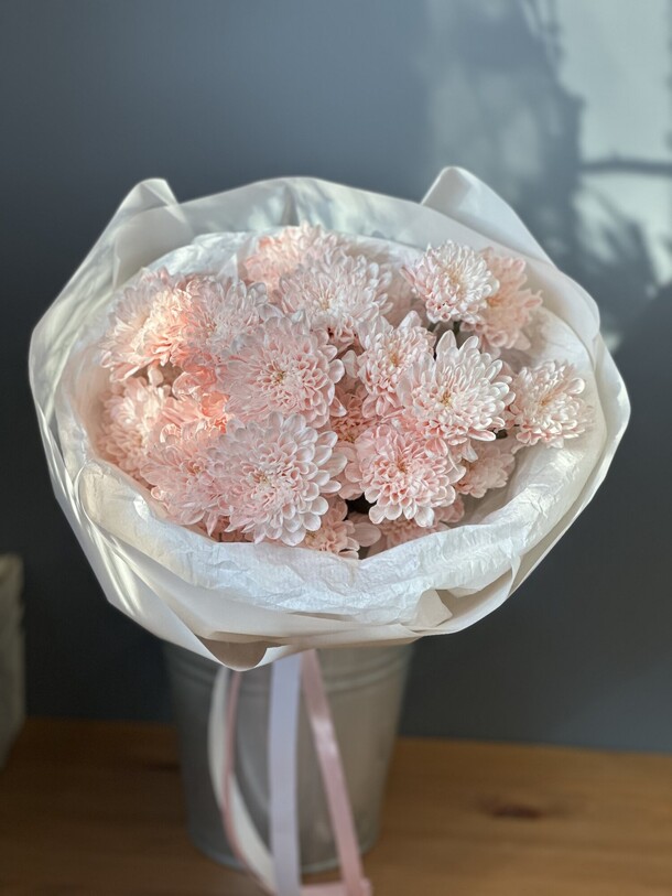 Букет с хризантемой, артикул F1484064 - 2166 рублей, доставка по городу. Flawery - доставка цветов