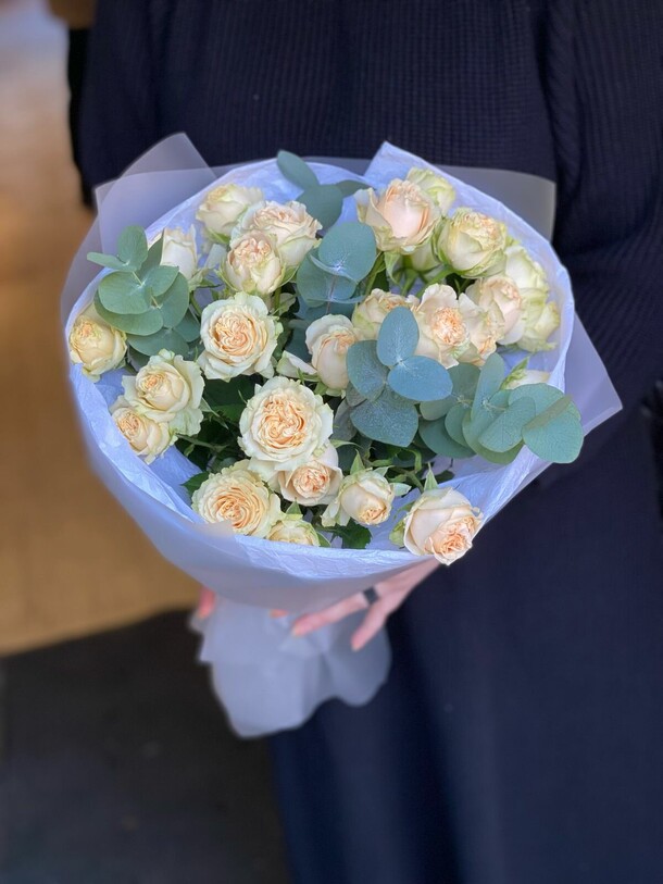 Букет комплимент с кустовыми розами, артикул F1503891 - 2090 рублей, доставка по городу. Flawery - доставка цветов