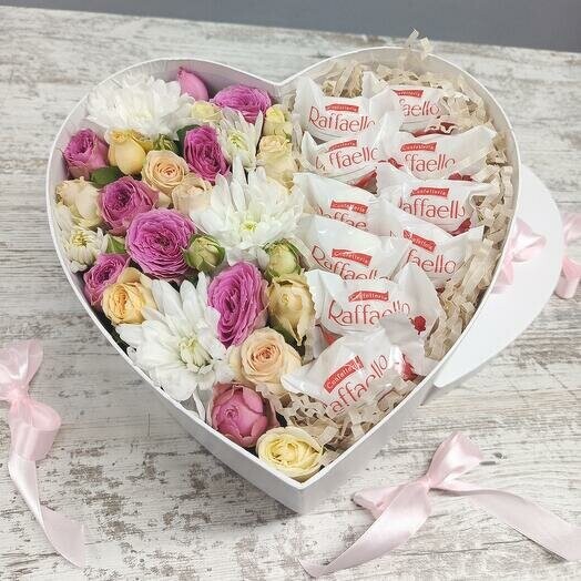 Коробка с розами и рафаэлло, артикул F1381994 - 4200 рублей, доставка по городу. Flawery - доставка цветов