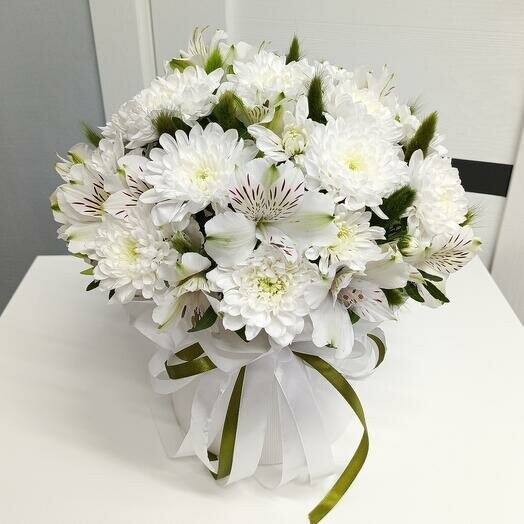 Коробка с хризантемой и альстромерией, артикул F1412529 - 3800 рублей, доставка по городу. Flawery - доставка цветов