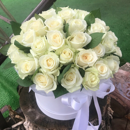 Коробка с белыми розами, артикул F1450066 - 6590 рублей, доставка по городу. Flawery - доставка цветов
