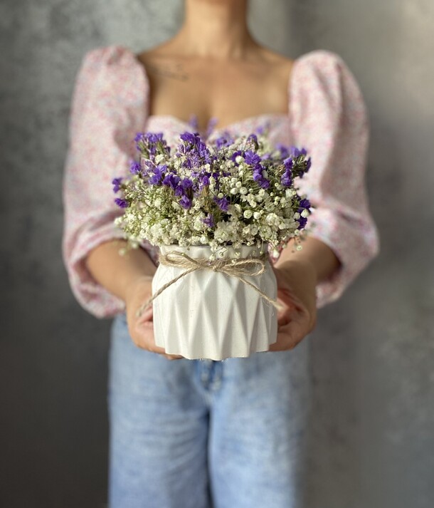 Гипсовая вазочка с сухоцветами, артикул F1530825 - 1700 рублей, доставка по городу. Flawery - доставка цветов