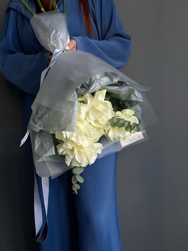 Букет из 3 белых роз с эвкалиптом, артикул F1221300 - 2395 рублей, доставка по городу. Flawery - доставка цветов