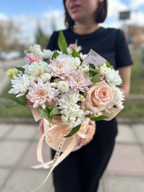 Нежный букет в коробке, артикул F1225052 - 3900 рублей, доставка по городу. Flawery - доставка цветов