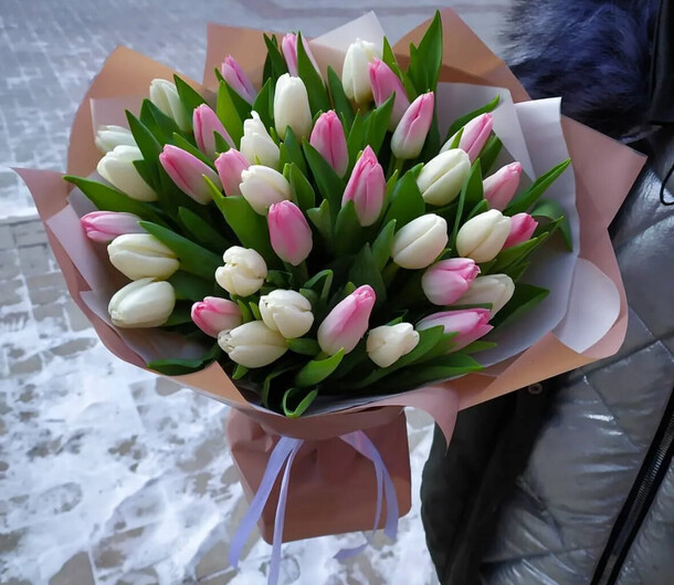 Букет из 39 тюльпанов, артикул F1257778 - 9950 рублей, доставка по городу. Flawery - доставка цветов