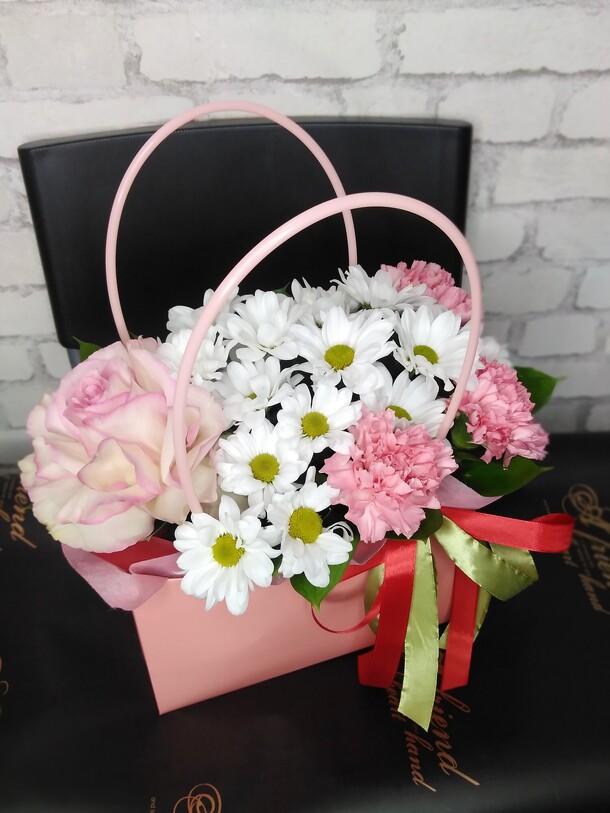 Сумочка с цветами, артикул F1183297 - 2100 рублей, доставка по городу. Flawery - доставка цветов