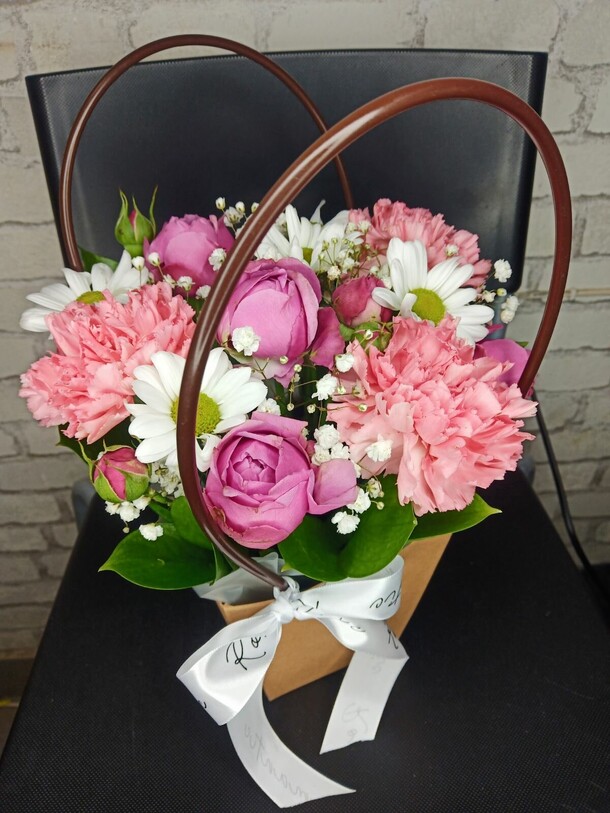 Сумочка с цветами, артикул F1191568 - 2650 рублей, доставка по городу. Flawery - доставка цветов